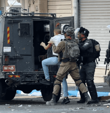 اعتقالات واقتحامات وإغلاق حواجز في عدة مناطق بالضفة الغربية