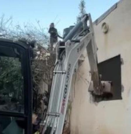 الاحتلال يُجبر مواطنا على هدم منزله في سلوان 