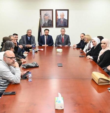 السفير اللوح يطلع الكتاب والأدباء الفلسطينيين في القاهرة على آخر المستجدات