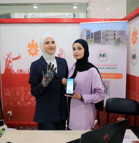 القفاز الذكي الناطق يمكن الصم والبكم من التواصل