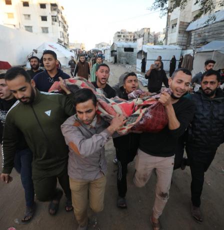 3 شهداء بينهم طفلة إثر قصف للاحتلال على دير البلح وغزة