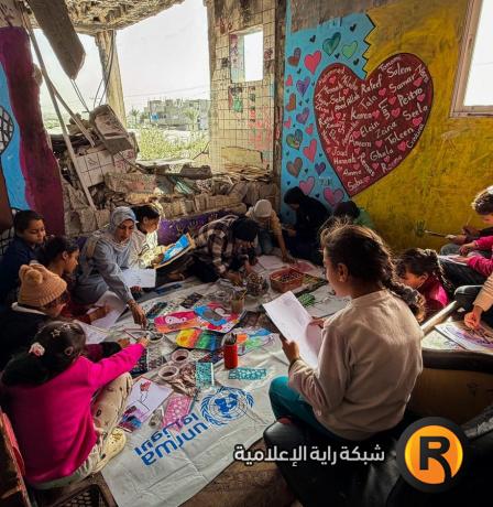 خاص| بالألوان يداوون الحرب: فنانة تحوّل الرسم إلى علاج نفسي لأطفال غزة