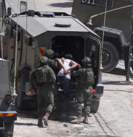 الاحتلال يعتقل خمسة شبان من المغير وثلاثة من نابلس 