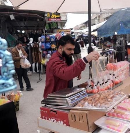 خاص| بين الغلاء وتراجع الدخل… كيف تُفاقم الأخطاء الاقتصادية أعباء الأسر في رمضان؟