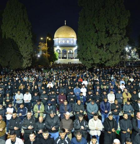 صور| 100 ألف مصلٍ يؤدون العشاء والتراويح في المسجد الأقصى