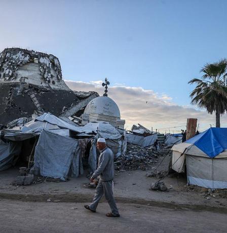 الاحتلال ينفذ عمليات نسف ويشن غارات في قطاع غزة