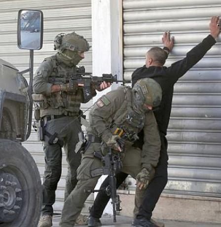 الاحتلال يعتقل شابا عقب الاعتداء عليه شرق نابلس