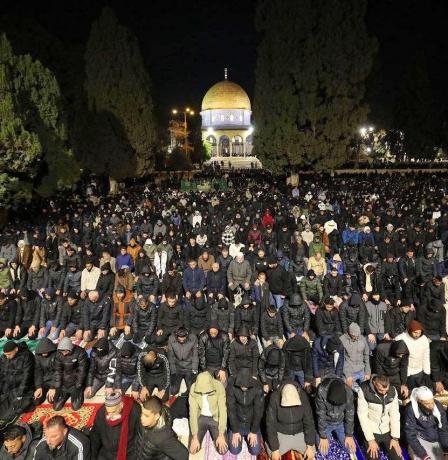 70 ألف مصل يؤدون صلاتي العشاء والتراويح في المسجد الأقصى