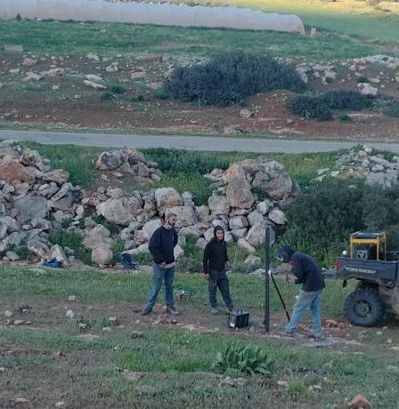 مستوطنون يسيّجون عشرات الدونمات من الأراضي الرعوية شرق طوباس