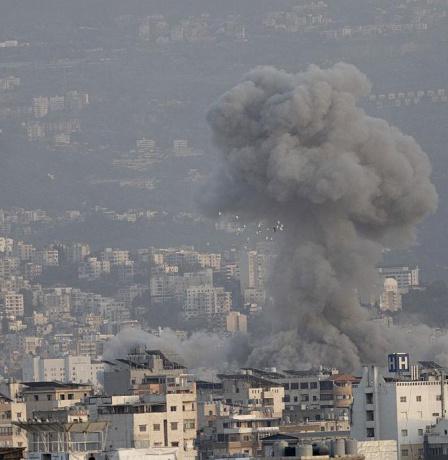 الاحتلال يدمّر جسر الزرارية فوق نهر الليطاني ويقصف في شرق لبنان