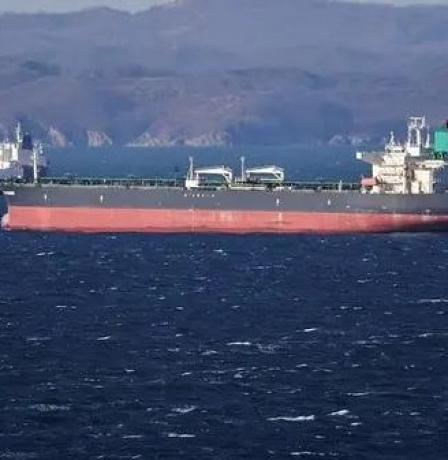 واشنطن تعلن السماح المؤقت بشراء النفط الروسي "العالق في البحر"