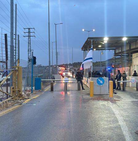 الاحتلال يصيب مواطنا بالرصاص ويعتدي على نجله عند حاجز بيت إكسا