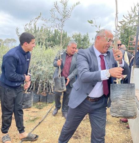 وزارة الزراعة توزع 3106 أشجار زيتون و36 خزان مياه على مزارعين في محافظة جنين