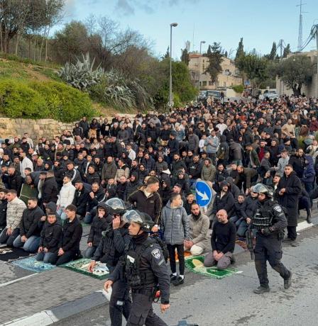 الاحتلال يمنع صلاة العيد في "الأقصى" والمصلون يؤدونها في محيطه وسط تضييق واعتداءات
