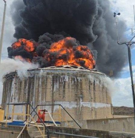 صواريخ من إيران ولبنان تستهدف منطقة مصافي النفط في خليج حيفا