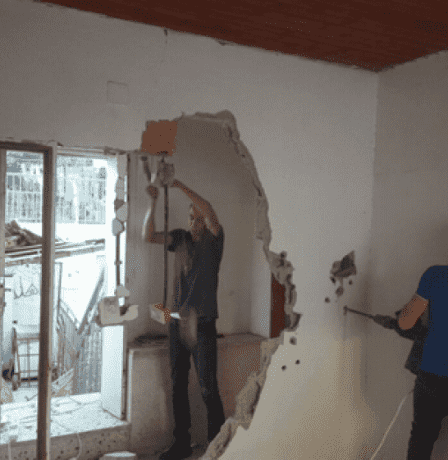 الاحتلال يجبر مواطنا على هدم منزله في القدس