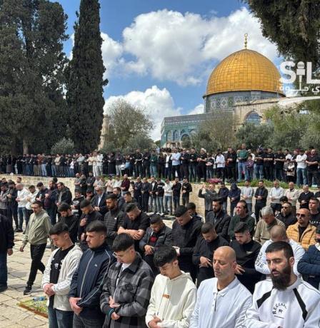 100 ألف مصلِ أدوا صلاة الجمعة في المسجد الأقصى