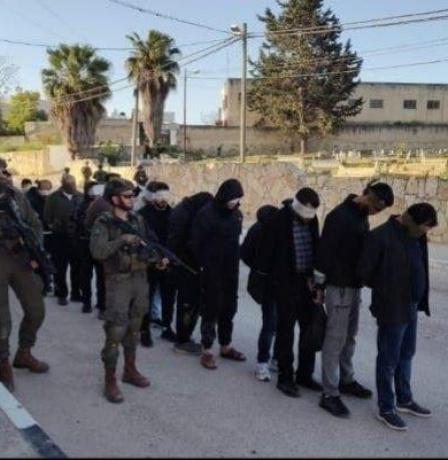 الاحتلال يشن حملة اعتقالات تطال عشرات الشبان في بلعا شرق طولكرم