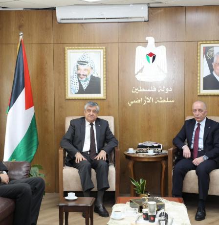 سلطة الأراضي تسلم تخصيصا لصالح وزارة الأشغال بمحافظة أريحا والأغوار