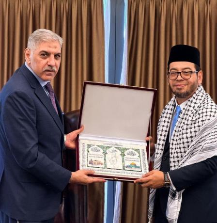 السفير القدرة يبحث مع وزير الشؤون الدينية الماليزية آخر المستجدات في فلسطين