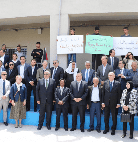 "التربية" تنظم زيارة دعم ومناصرة لطلبة مدرسة المغير الثانوية في ظل الاعتداءات المتواصلة