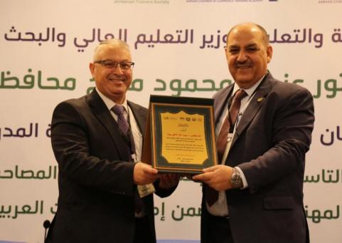 فلسطين تتصدر: الدكتور عبد الله مهنا يحصد الجائزة الأولى لـ “جائزة المُدرِّب العربي المُتَميِّز” – فئة مدرّب مستشار معتمد