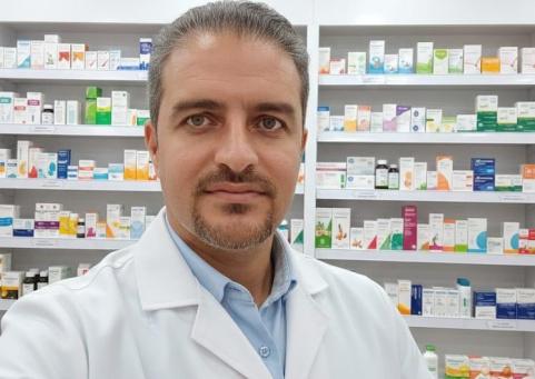 د. خالد عودة.. صيدلي من غزة يحوّل بيته إلى معمل أدوية بدائي لإنقاذ المرضى