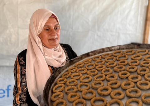 طقوس العيد لا تموت: نساء غزة يخبزن الكعك والمعمول بين خيام النازحين