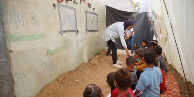 تقرير خاص| ميران صالح... معلمة تُدرّس أبناءها في خيمة وتحلم بمدرسة تعيد لهم الحياة