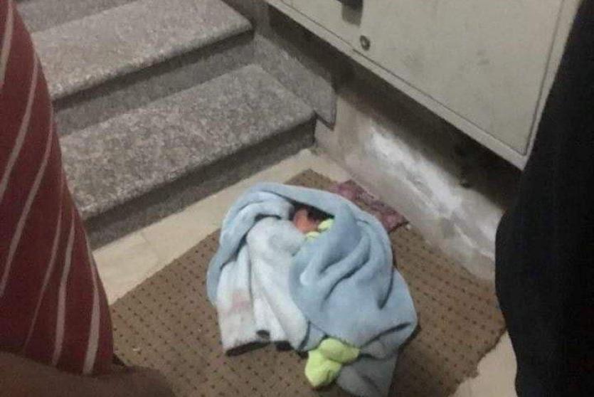 طفلة بعمر ساعات ملقاة أمام بناية في الخليل