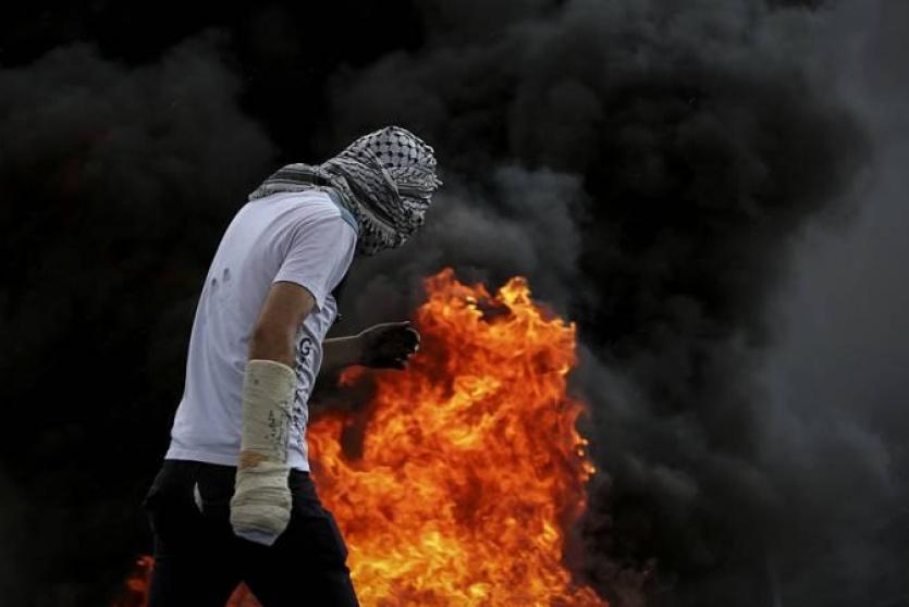 متظاهر قرب حاجز بيت ايل 