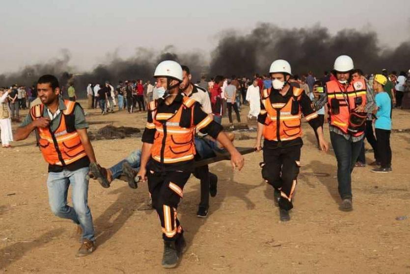 نقل مصاب برصاص الاحتلال على حدود غزة- ارشيف