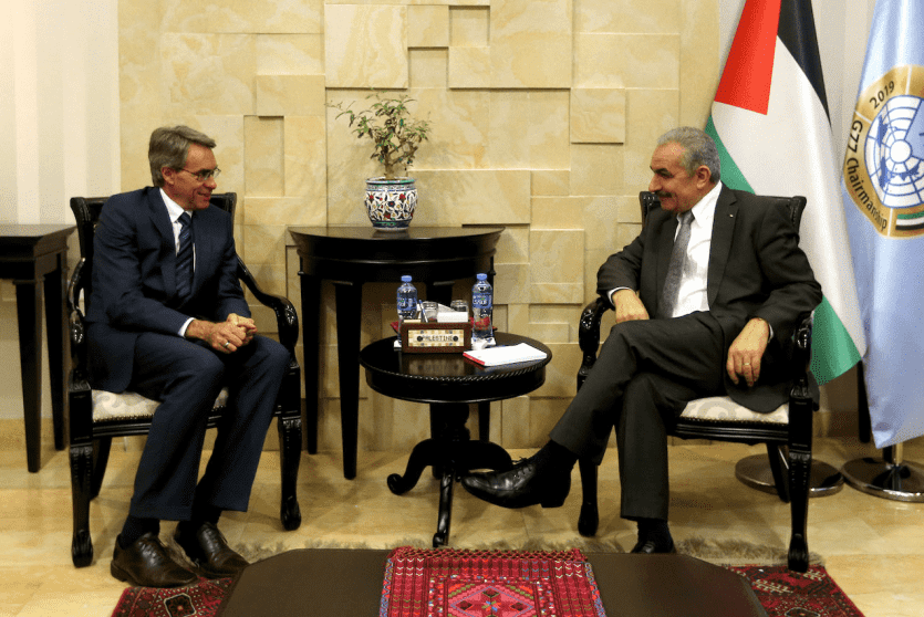 رئيس الوزراء محمد اشتية خلال استقبال الوفد الحقوقي 