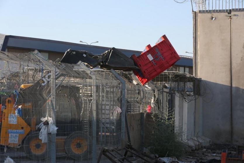  قوات الاحتلال تتلف بسطات الباعة