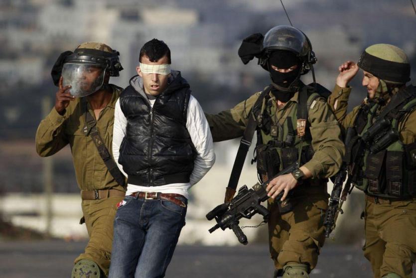 قوات الاحتلال خلال اعتقال شاب فلسطيني- ارشيف