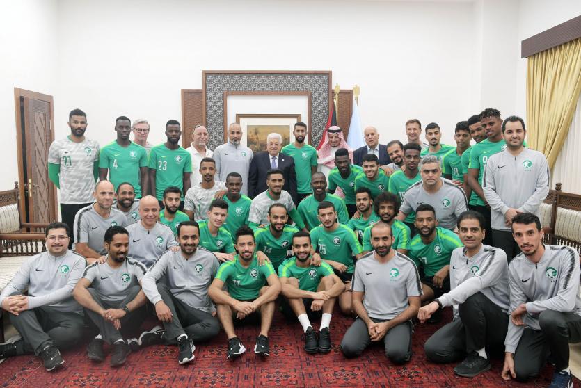 الرئيس أثناء استقباله المنتخب السعودي