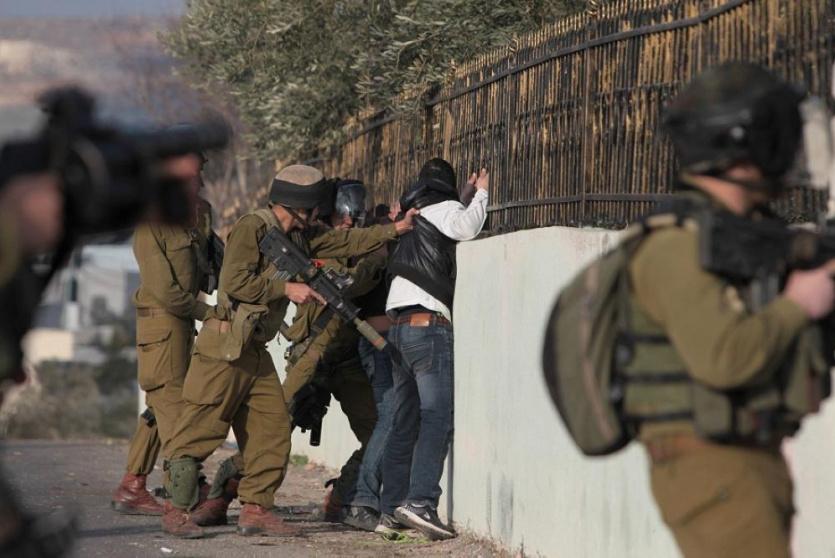 قوات الاحتلال خلال اعتقال شاب فلسطيني- ارشيف