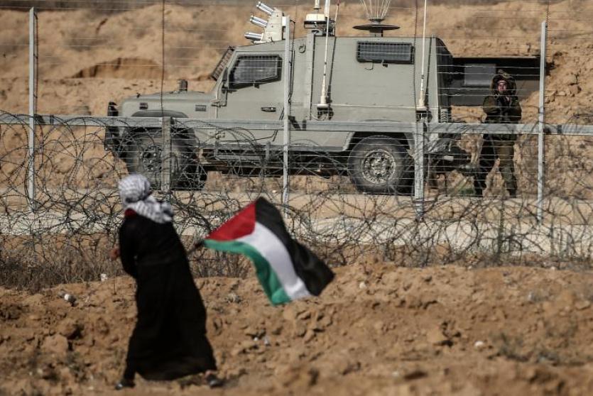 متظاهرة قرب السياج الفاصل مع قطاع غزة