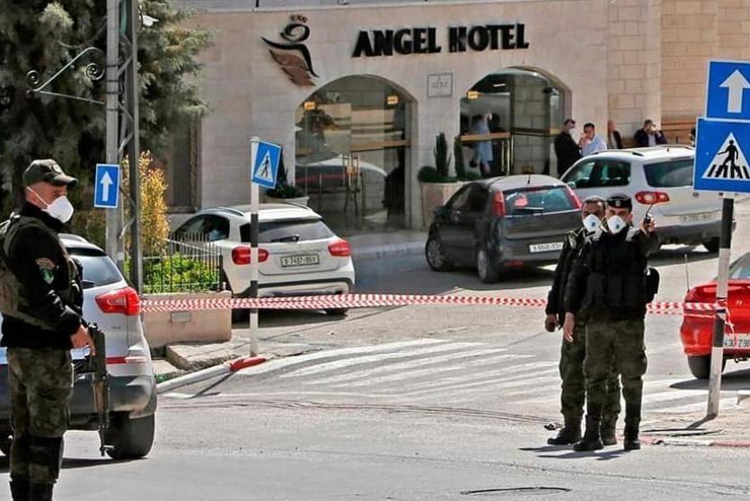 عنصرا امن أمام فندق انجيل في بيت لحم