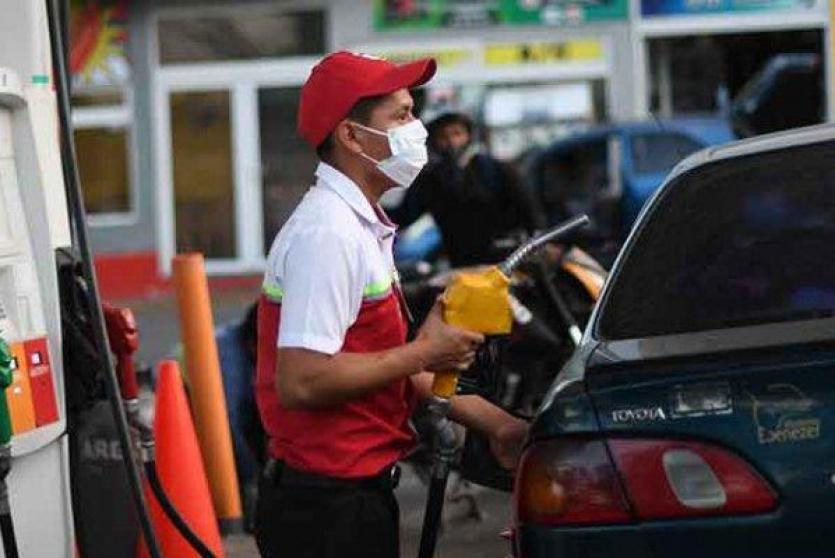 عامل في محطة وقود 