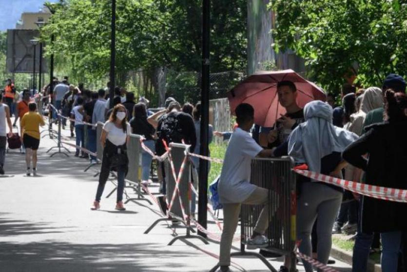 أشخاص يصطفون في طابور في جنيف 