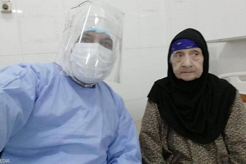 العجوز المصرية برفقة أحد الأطباء