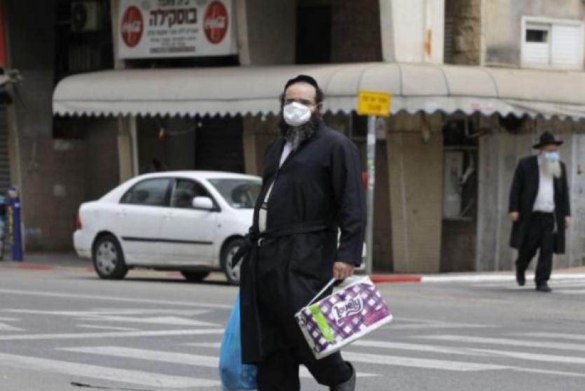 مستوطنون يرتدون كمامات 