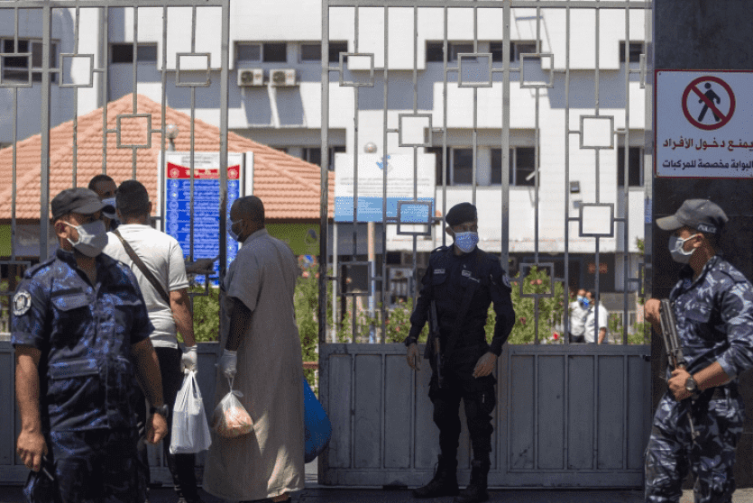 مواطنون وعناصر شرطة في غزة يرتدون كمامات 