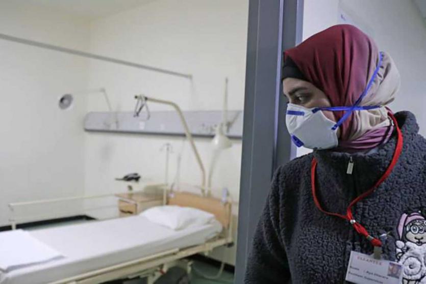 مواطنة  تضع كمامة 