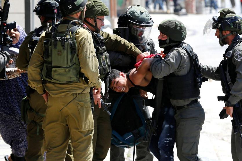 ارشيف- اعتداء جنود الاحتلال على فتى 