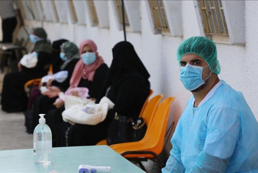 مواطنون يضعون كمامات في غزة 