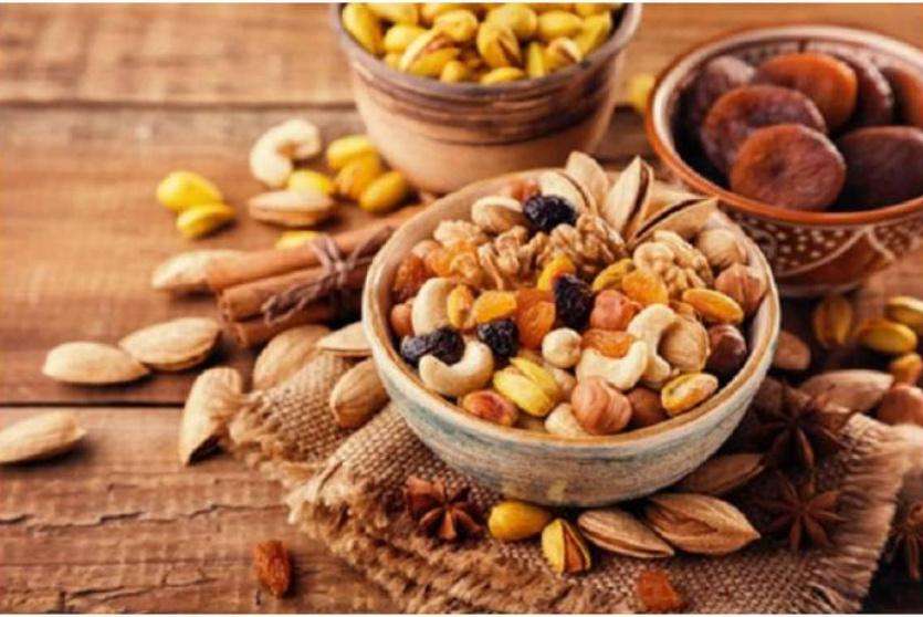 المكسرات النيئة