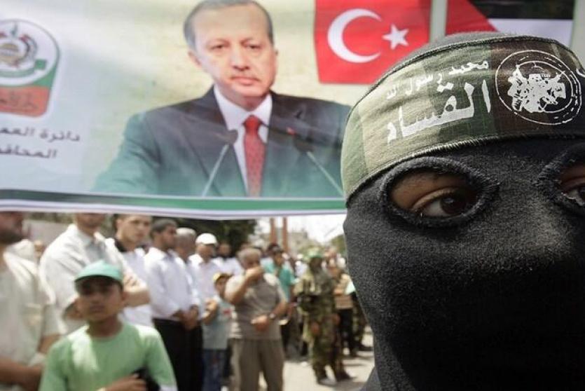 عنصر من حماس  خلال مظاهرة تضامن مع تركيا في قطاع غزة 