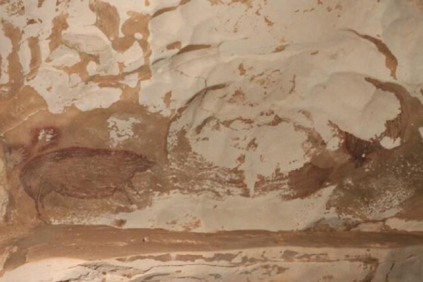 اللوحة التي عثر عليها العلماء في كهف بإندونيسيا